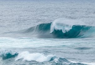 Powerful ocean waves breaking at Culburra Beach, New South Wales, showcasing nature's raw beauty. — Bdmbet Casino rivalise t