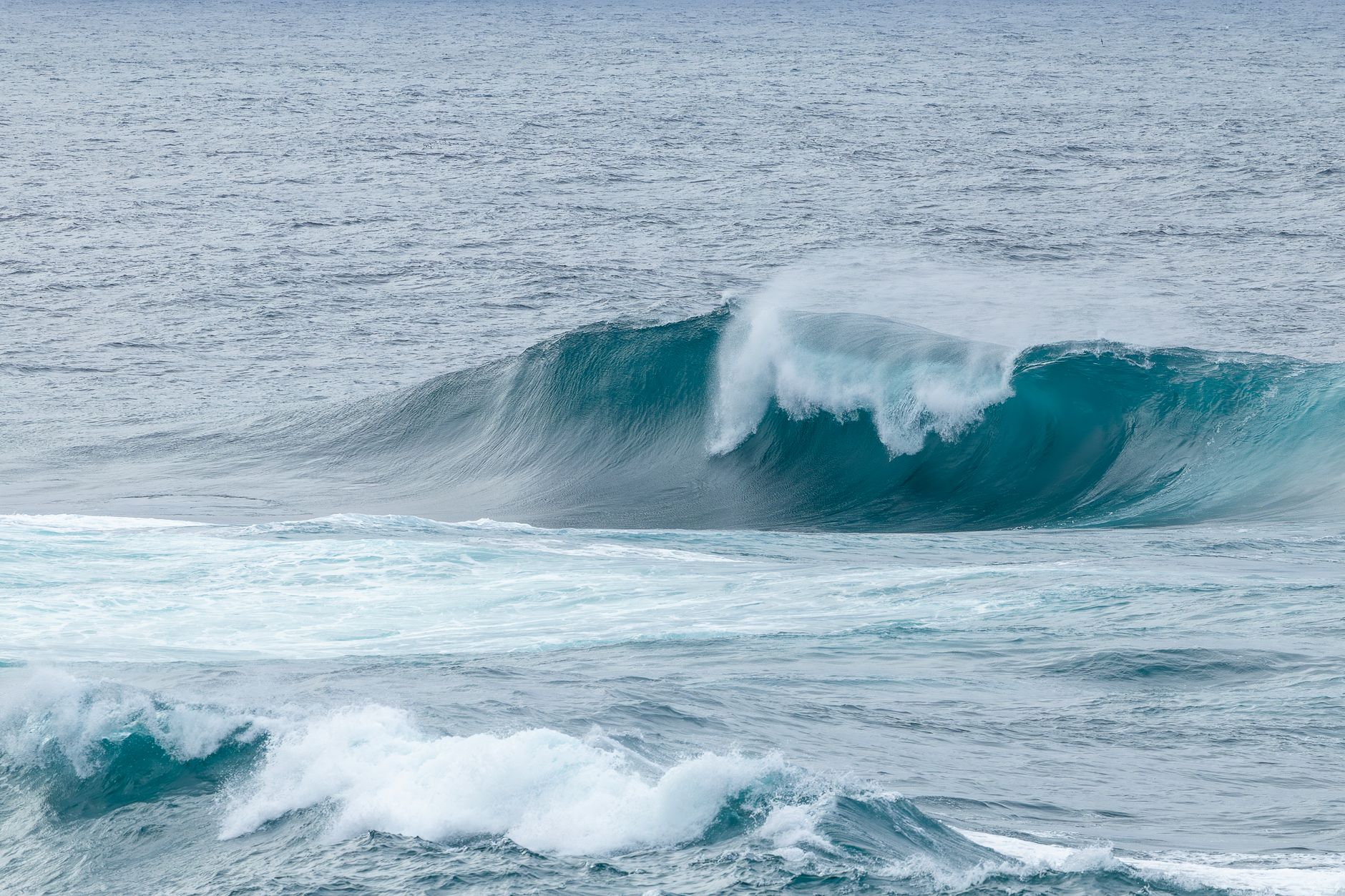 Powerful ocean waves breaking at Culburra Beach, New South Wales, showcasing nature's raw beauty. — Bdmbet Casino rivalise t