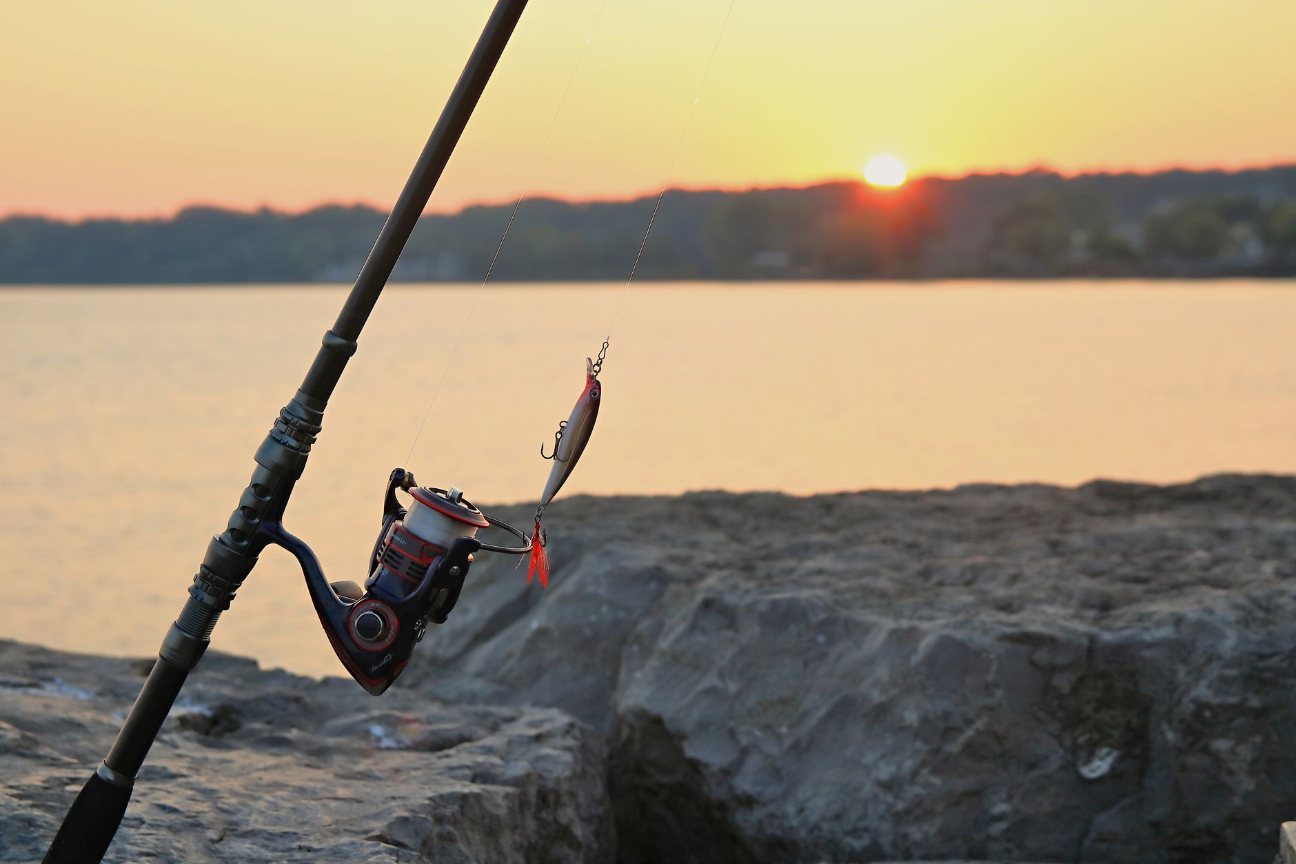 Fishing rod and lure at sunrise on a rocky pier in Webster Lake, NY. — Die Registrierung im Swiper Casino: So einfach geht's