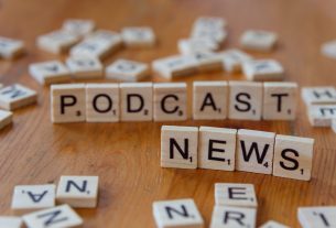 Wooden letter tiles spelling out 'PODCAST NEWS' on a wooden surface. — Lohnt sich B7 Casino? Eine objektive Analyse