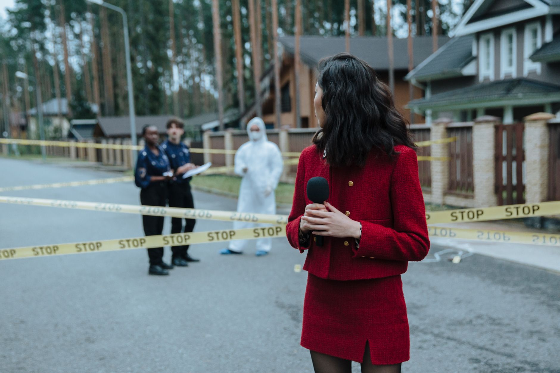 Reporter at a crime scene with police and forensic experts. Yellow caution tape visible. — Was macht die Registrierung bei Ax